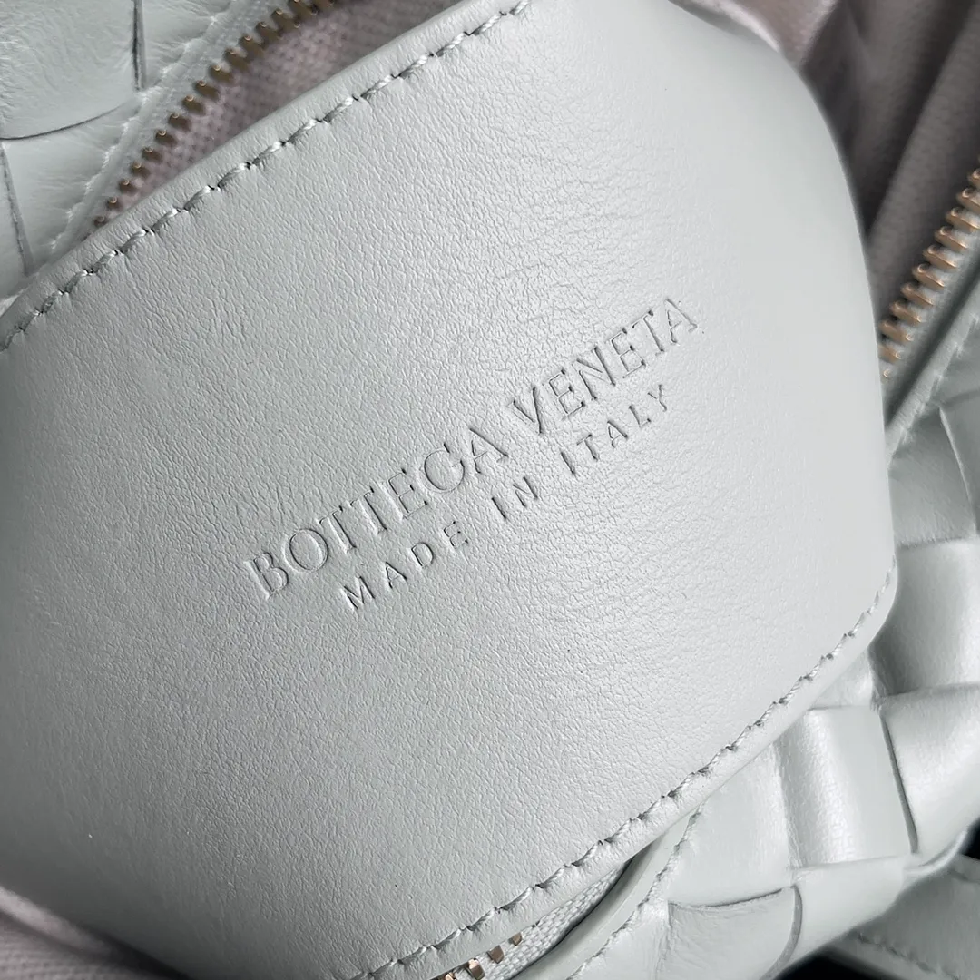 Batch 1360 BOTTEGA VENETA 2024 new loop is here! ! Many girls who like BV have owned the Loop bag. It has a simple appearance, classic weaving, and a compact and lightweight bag shape. This innovation continues the "camera bag" shape. Unlike the traditional Loop bag, which can only be worn as a crossbody bag, this innovation It can be carried by hand or cross-body, satisfying both the concave shape and daily needs. The oversized buckle can be folded and used as a handle. The sultry heat in summer ☀️ usually reduces people's desires. Having a lightweight bag will greatly enhance the happiness of traveling🫧 Style number: 796615 Size: 19*12*9cm